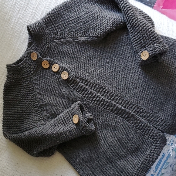 Awesome sweater charcoal color with brown buttons - Picture 2 of 6
